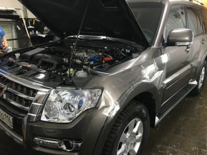 Mitsubishi Pajero - бронирование кузова антигравийной пленкой капота, крыльев, тонировка