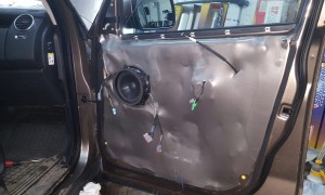 Land Rover Discovery - вибро-шумоизоляция крыши, 4 дверей, бронирование лобового стекла пленкой Clea...