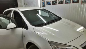 Тонировка лобового стекла атермальной пленкой Armolan Spectrum 80 - Opel Astra J