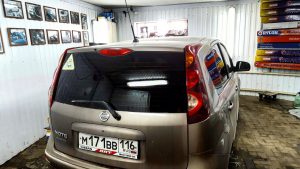Тонировка задних стекол авто пленкой Carbon - Nissan Note