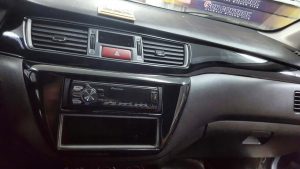 Перетяжка деталей салjна авто черной глянцевой пленкой КПМФ, тонировка Carbon - Mitsubishi Lancer