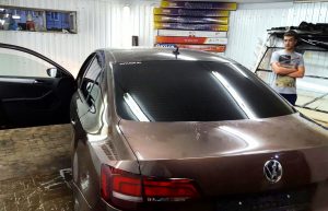 Тонировка задней части авто пленкой Carbon - VW Jetta