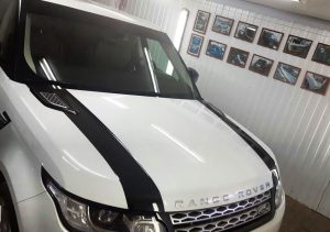 На капот нанесены полосы, оклеены зеркала черной глянцевой пленкой KPMF - RANGE ROVER SPORT