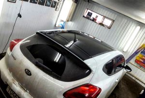Оклейка крыши черной глянцевой пленкой KPMF - Kia Ceed