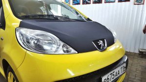 Оклейка капота пленкой черная алмазная крошка - Peugeot 107
