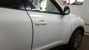 Nissan Juke - ручки оклеили белой глянцевой пленкой