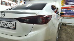 Оклейка крыши черной глянцевой пленкой КПМФ, тонировка задних фонарей - Mazda 3