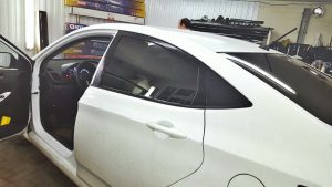 Тонировка задней части авто пленкой Llumar ATR 05% - Hyundai Solaris