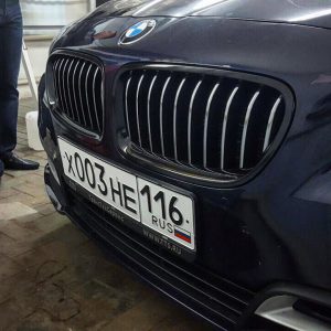 Оклейка хромированных элементов черной глянцевой пленкой KPMF - BMW 5
