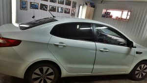 Тонировка задней части авто Kia Rio пленкой Armolan Onyx
