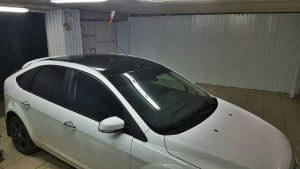 Оклейки крыши черной глянцевой пленкой KPMF - Ford Focus