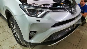 Комплексное бронирование антигравийной пленкой передней части авто, тонировка Llumar ATR 05 - Toyota...