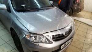 Бронирование капота антигравийной пленкой от сколов цена 3500 руб. - Toyota Corolla