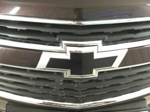 Оклеили значки чёрной глянцевой пленкой КПМФ - Chevrolet Cruze, цена 300 руб.