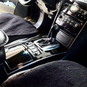Элементы интерьера авто оклеены чёрной глянцевой пленкой КПМФ - Infiniti FX
