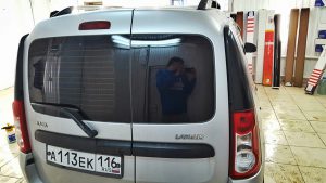 Тонировка задней части авто пленкой Armolan Onyx 05% - Лада Ларгус