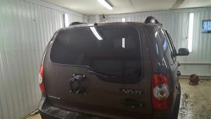 Тонировка задней части авто пленкой Armolan Onyx - Chevrolet NIVA