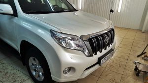 Бронирование передней части кузова автомобиля антигравийной пленкой от сколов и царапин - Toyota Lan...
