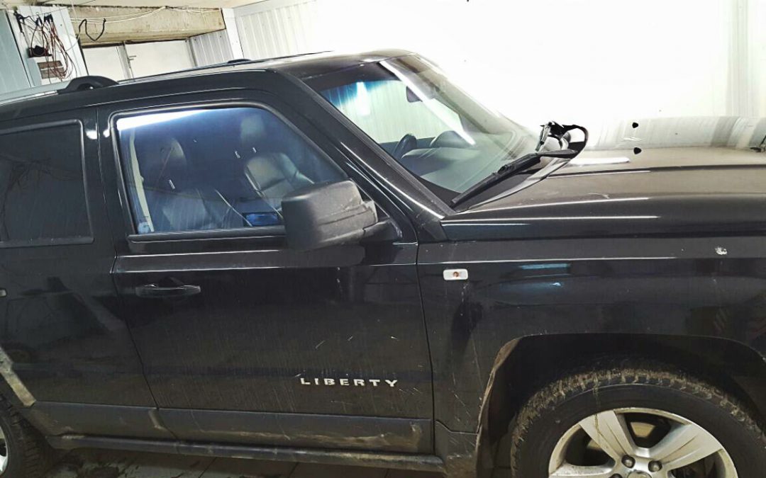 Тонировка лобового и боковых стекол атермальной пленкой Ultra Vision Mystique Light 93%, тонировка фар — Jeep Liberty