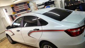 Нанесение декоративных полос на кузов автомобиля Лада Веста