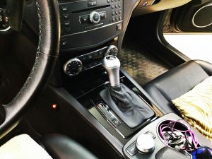 Оклейка элементов интерьера черной глянцевой пленкой премиум класса - Mercedes-Benz C-Класса