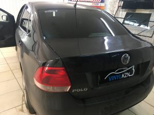 Тонировка задней части авто плёнкой Carbon 05% - VW Polo