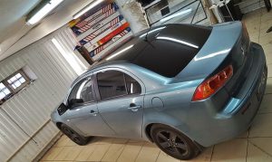 Оклейка крыши автомобиля Mitsubishi Lancer чёрной глянцевой плёнкой KPMF