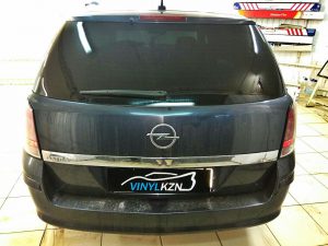 Тонировка задней части автомобиля Opel Astra H пленкой Carbon