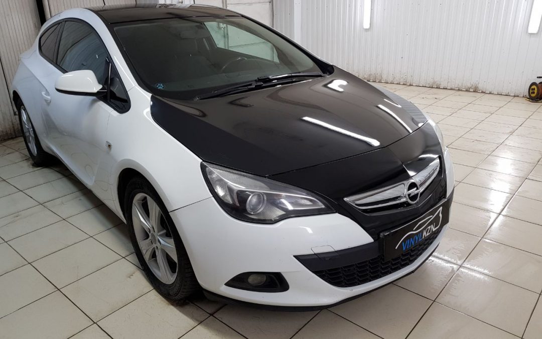 Оклеили капот, крышу и часть бампера в чёрный глянец — Opel Astra