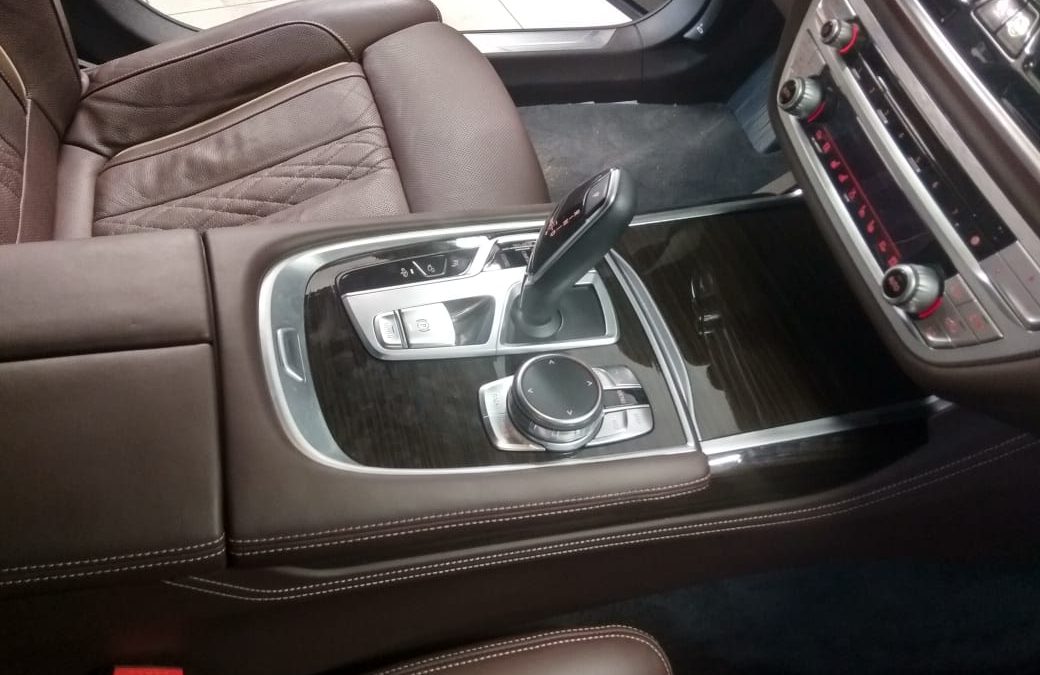 Защитили декоративный пластик салона полиуретановой пленкой Хексис — BMW 7 серии