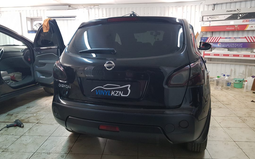 Тонировка задних фар автомобиля NISSAN QASHQAI