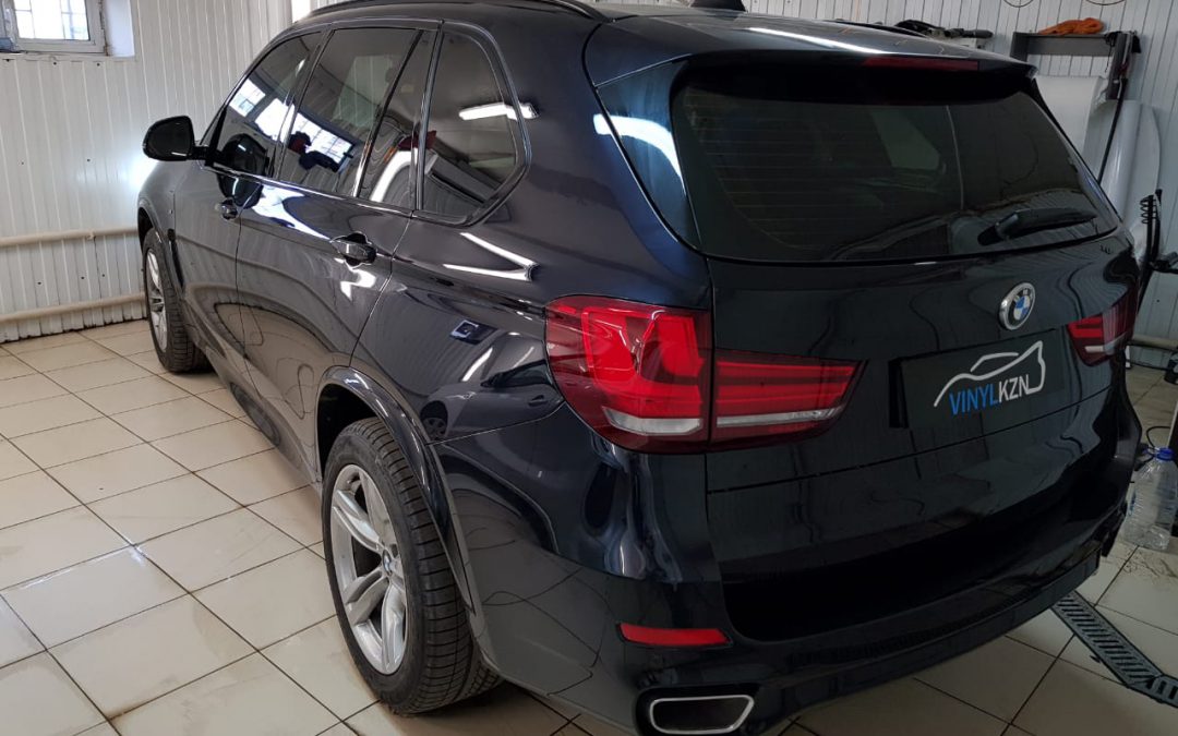 Тонирование задней части и передних боковых автомобиля 65%, лобовое 30% затемнения — BMW X5