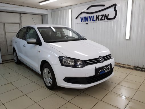 Оклейка автомобиля Volkswagen Polo белой глянцевой пленкой для такси