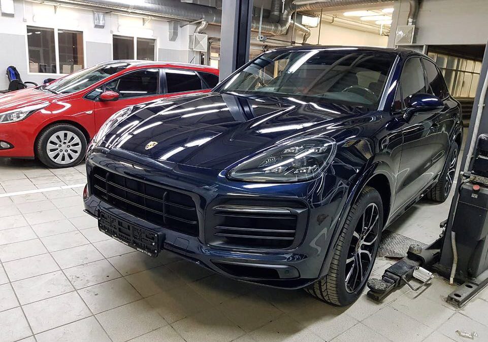 Бронирование передней части полиуретановой пленкой llUMAR — Porshe Cayenne 2018