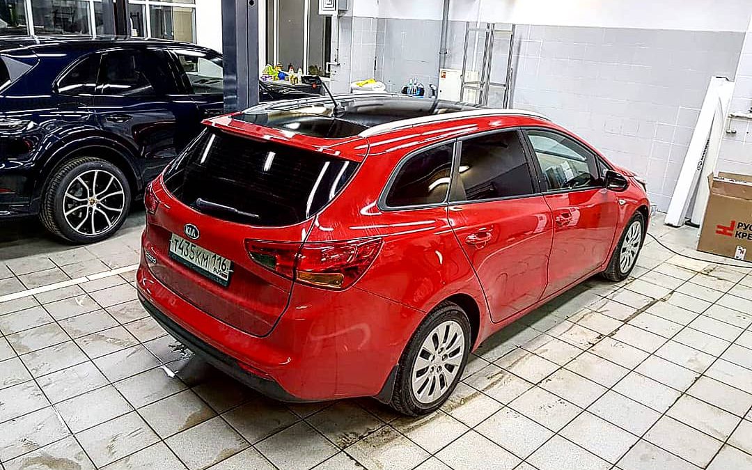 Оклейка крыши черным глянцем, эффект панорамы — Kia Ceed