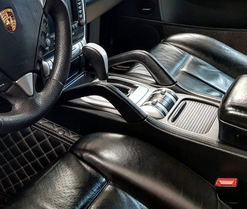 Оклейка декорированной детали салона черным-угольным оттенком пленки KPMF — Porsche Cayenne