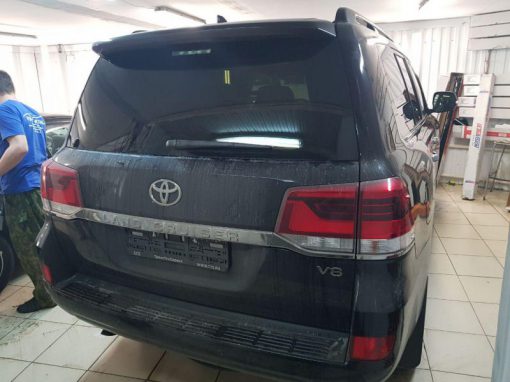 Бронирование всей передней части автомобиля Toyota Land Cruiser 200 пленкой HEXIS с лаковым слоем и тонировка стекол пленкой Llumar