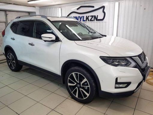 Nissan X-trail — легкая полировка, обработка жидким стеклом, оклейка черной глянцевой вставки возле КПП полиуретановой пленкой