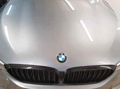 Оклейка хромированной окантовки решетки радиатора чёрным глянцем — BMW 5 серии