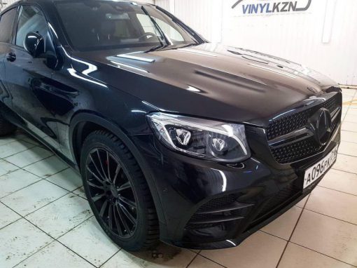 Mercedes GLC — забронировали оптику, лобовое стекло и бампер полиуретановой плёнкой от французской компании Hexis. Хромированные элементы были оклеены черной глянцевой пленкой