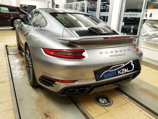 Porsche 911 Turbo S оклеили хром элементы черной глянцевой пленкой Oracal 970, забронировали антигравийной пленкой Llumar PPF Gloss карбоновые элементы кузова