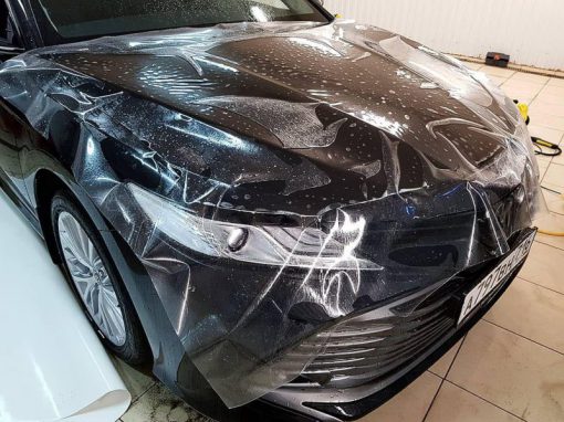 Toyota Camry — забронировали капот и места под ручками пленкой Oraguard