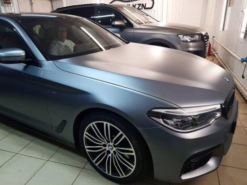 BMW 5 серии — оклейка прозрачной матовой пленкой кузова, оклейка фар и тонировка стекол Llumar