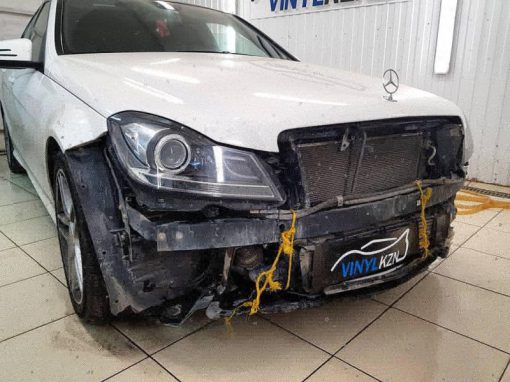 Mercedes С-klass — выполнили восстановительную полировку фар, затем забронировали полиуретановой пленкой HEXIS Bodyfance