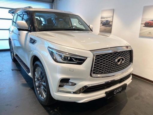 Новый Infiniti QX80 забронировали полиуретановой пленкой капот, часть крыши, затонировали заднюю часть авто пленкой. Llumar ATR 85%