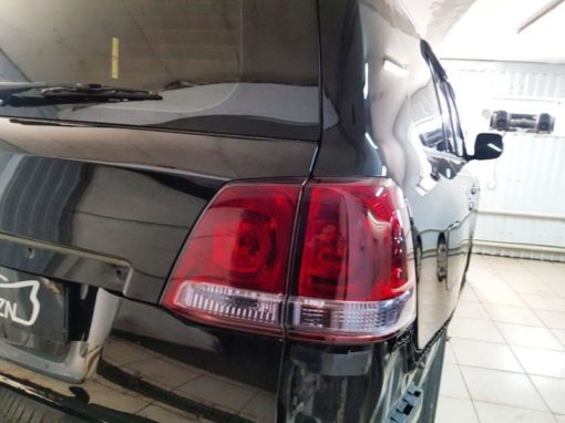 Toyota Land Cruiser 200 — затонировали передние и задние фары полиуретановой пленкой STEK