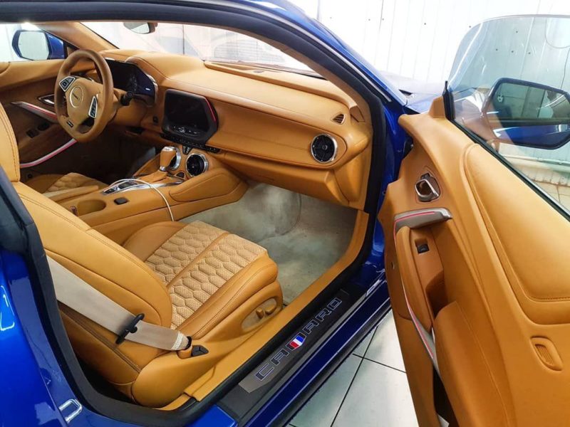 Camaro — установили бесштыревые доводчики дверей, что на купе особенно удобно.