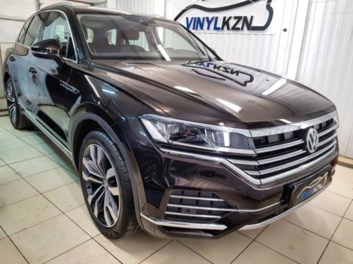 VW Touareg — бронирование кузова полиуретановой пленкой Llumar PPF Gloss, тонировка стекол Llumar ATR 80.