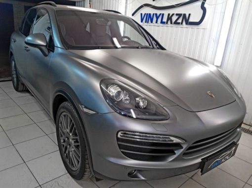 Porsche Cayenne — оклейка кузова в серый сатин, оклейка молдингов черной глянцевой пленкой, полировка и оклейка фар пленкой Stek