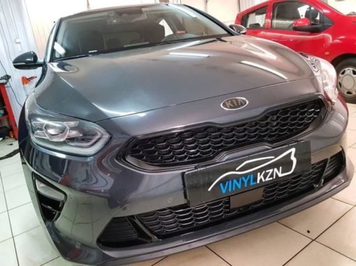 Kia Ceed — забронировали полиуретановой пленкой капот и два передних крыла, оклейка хрома на решетке радиатора и на молдингах дверей